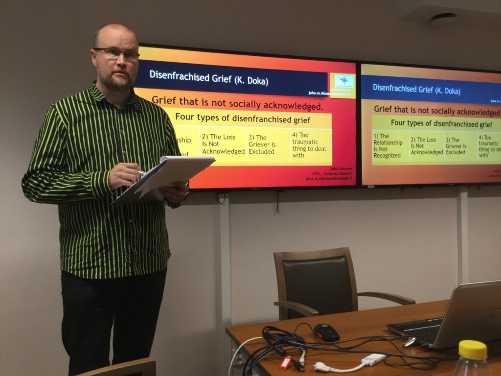 Juha Itkonen luennoimassa surusta