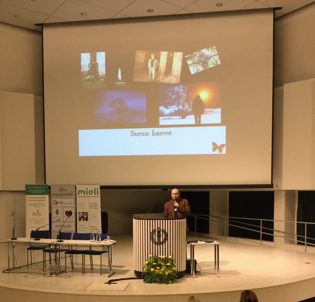 Juha Itkonen luennoimassa surusta konferenssissa